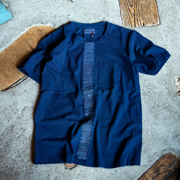裂き織りの立体的な装飾を施したインディゴ染めのTシャツ BLUE BLUE JAPAN