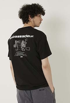 ABU GARCIA アンバサダー グラフィック Tシャツ（M / BLACK）