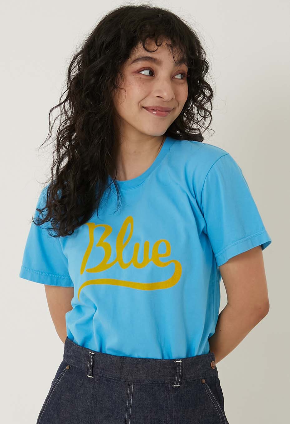 BLUE BLUE|Tシャツ|カーシブ Blue プリント Tシャツ