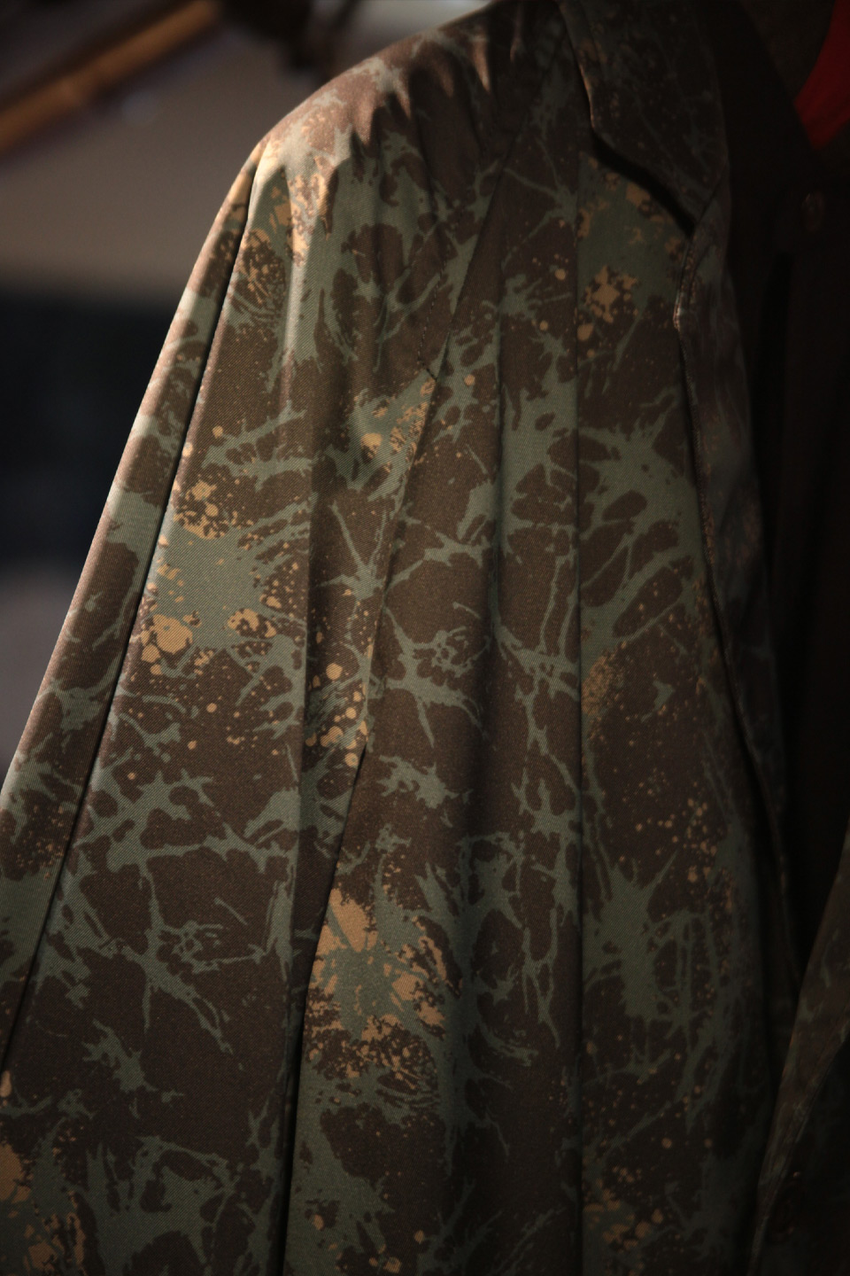 ショウカテンシャガラスプリント チェスターコート