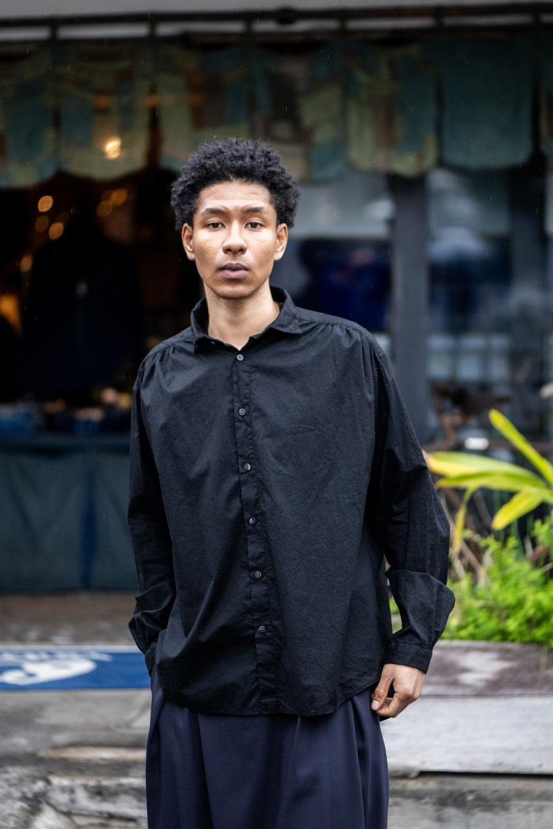 キョウクロゾメギャザーシャツ