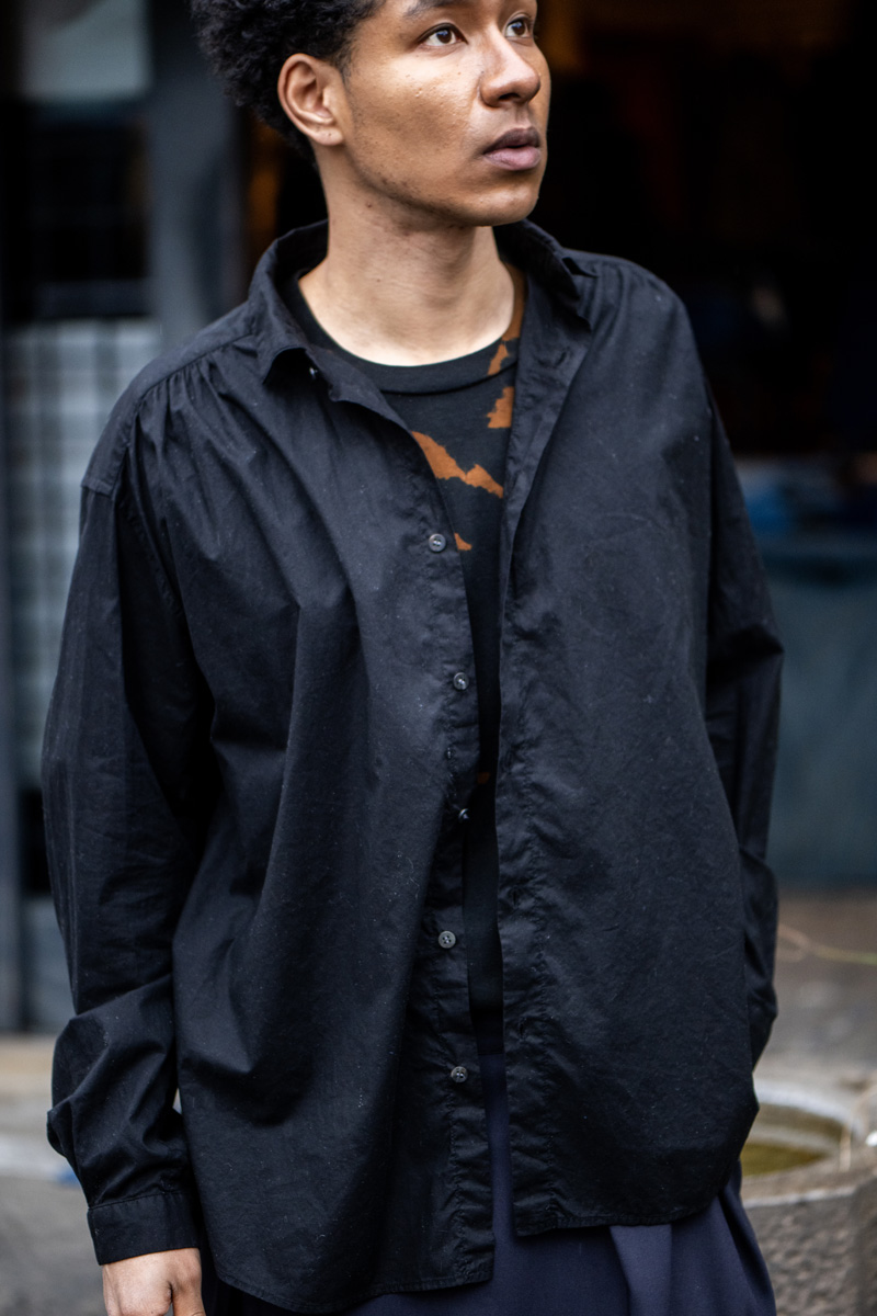 キョウクロゾメギャザーシャツ