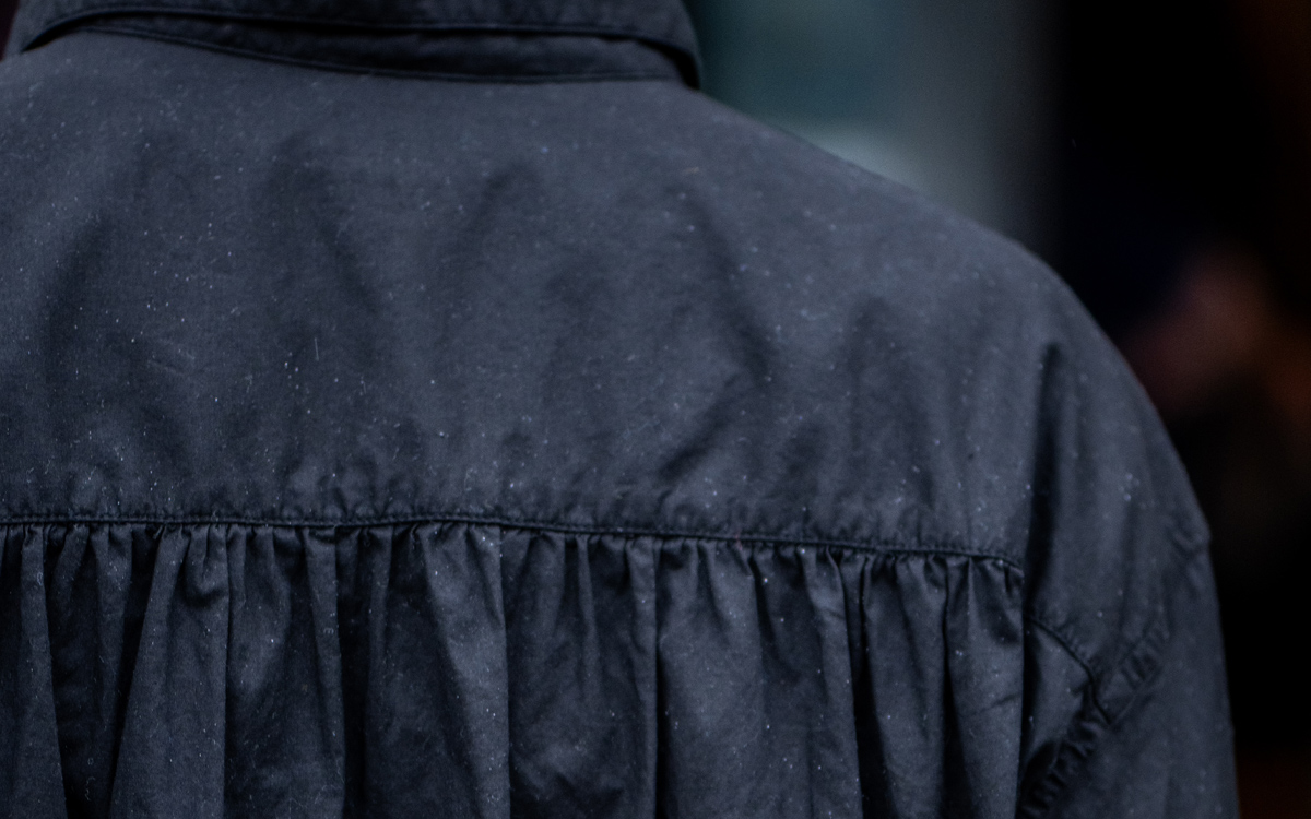 キョウクロゾメギャザーシャツ